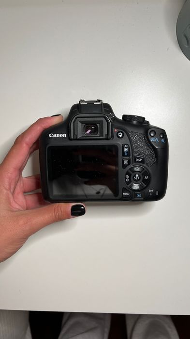 Máquina fotográfica Canon EOS 2000D + 2 Objetivas