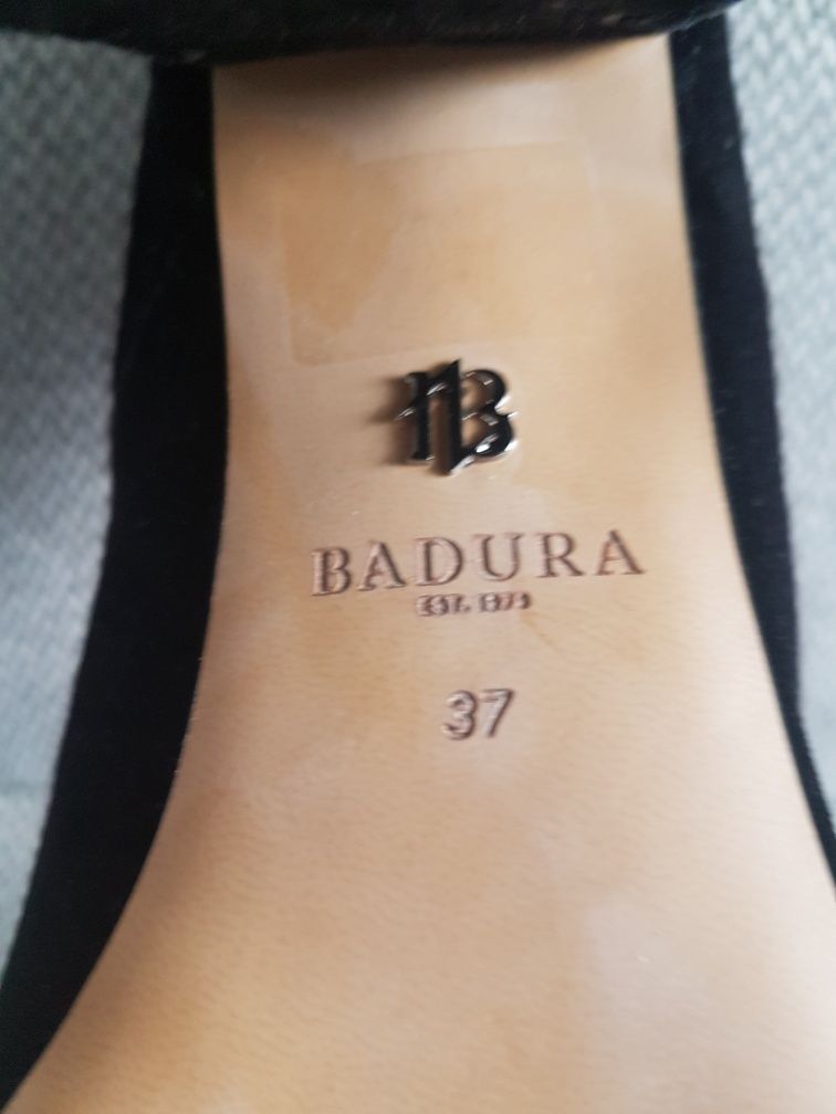 Czółenka na słupku firmy Badura