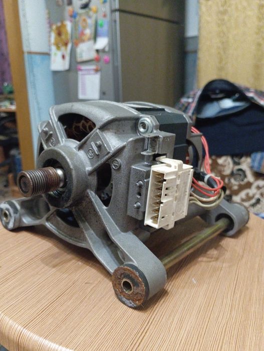 Продам двигатель стиральной машинки Ariston