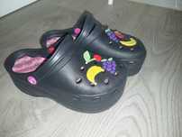 Crocs'y na koturnie dla dziewczynki r. 35