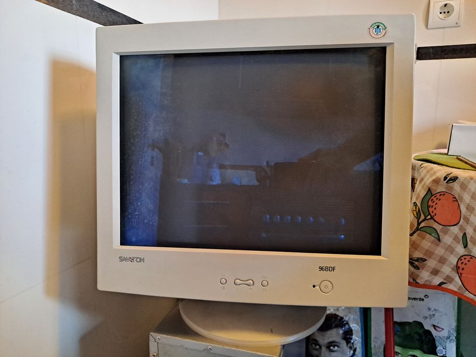 Monitor CRT Samsung Samtron 96BDF 19''