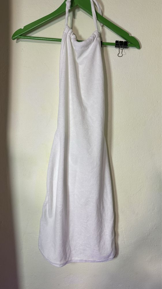 Біла сукня з відкритою спиною