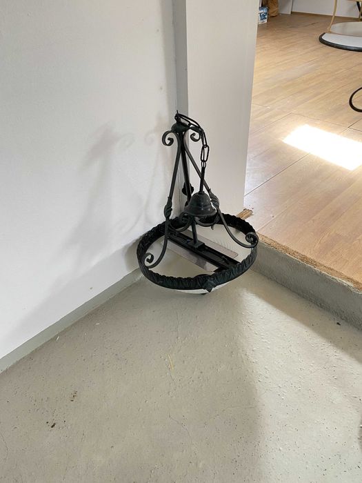 Mesa, cadeiras, 1 candeeiro alto, 2 teto.