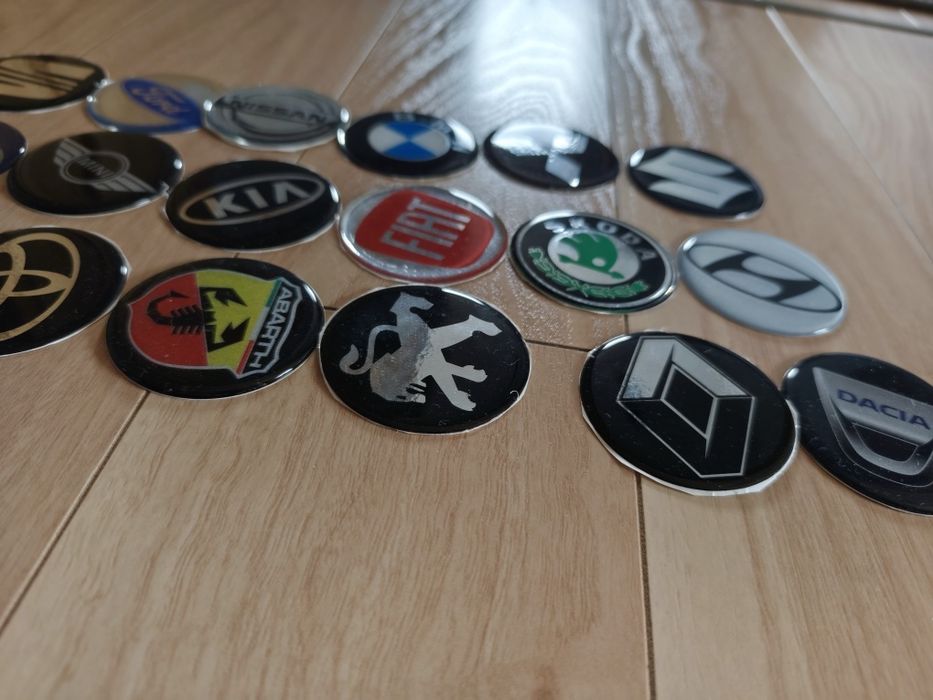 Naklejki z logo aut samochodów 24szt.