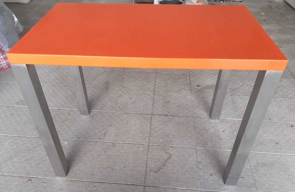 Mesa moderna cor de laranja
