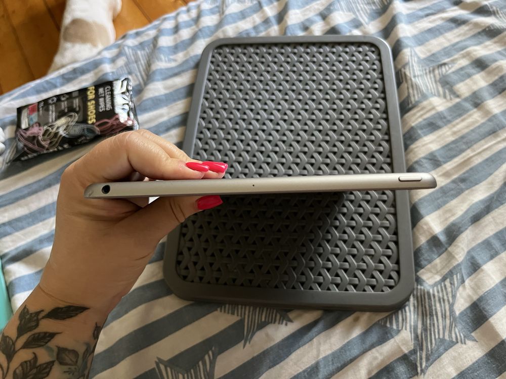 Продам apple iPad ( 5-поколения )