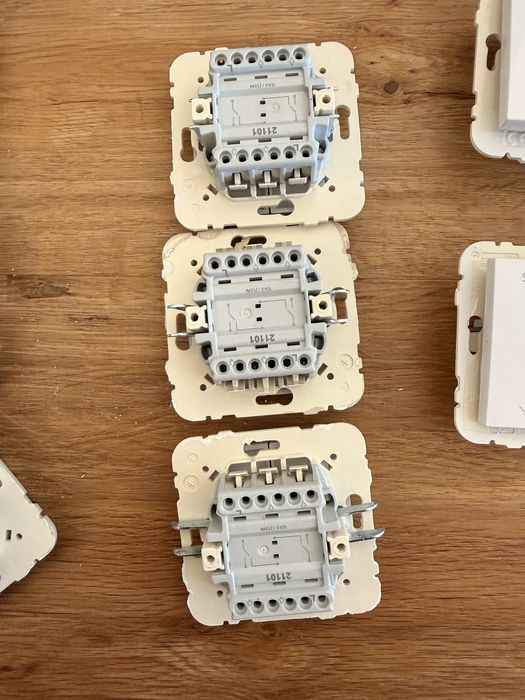 Conjunto de Switches, tomadas e Espelhos Efapel