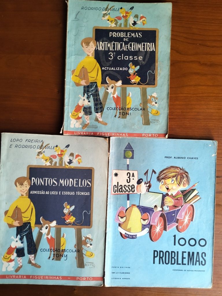 Três antigos livros de exercícios escolares