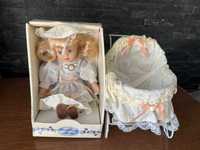 Porcelanowa lalka kolekcjonerska sygnowana z wózkiem