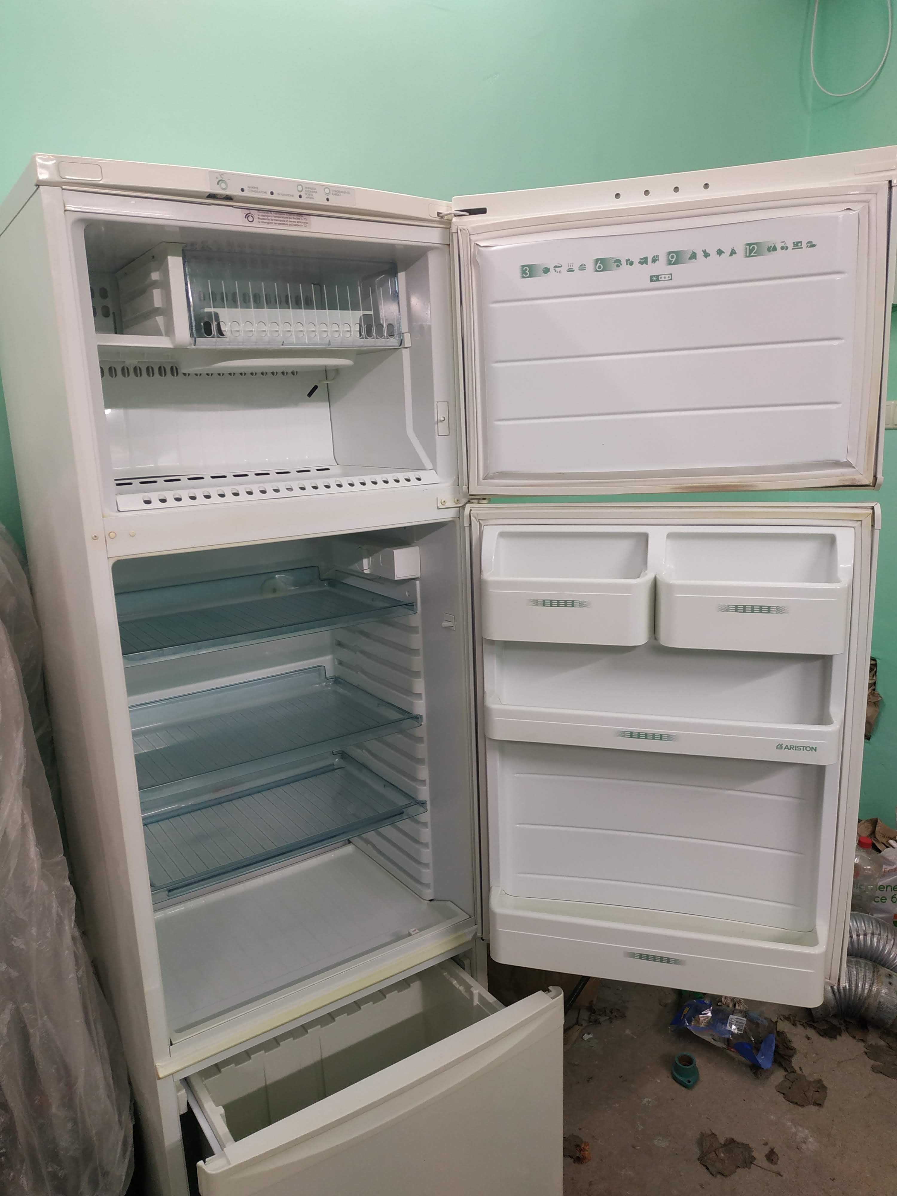 Холодильник Hotpoint-Ariston ENF 335.3 X  / No Frost слабо холодит