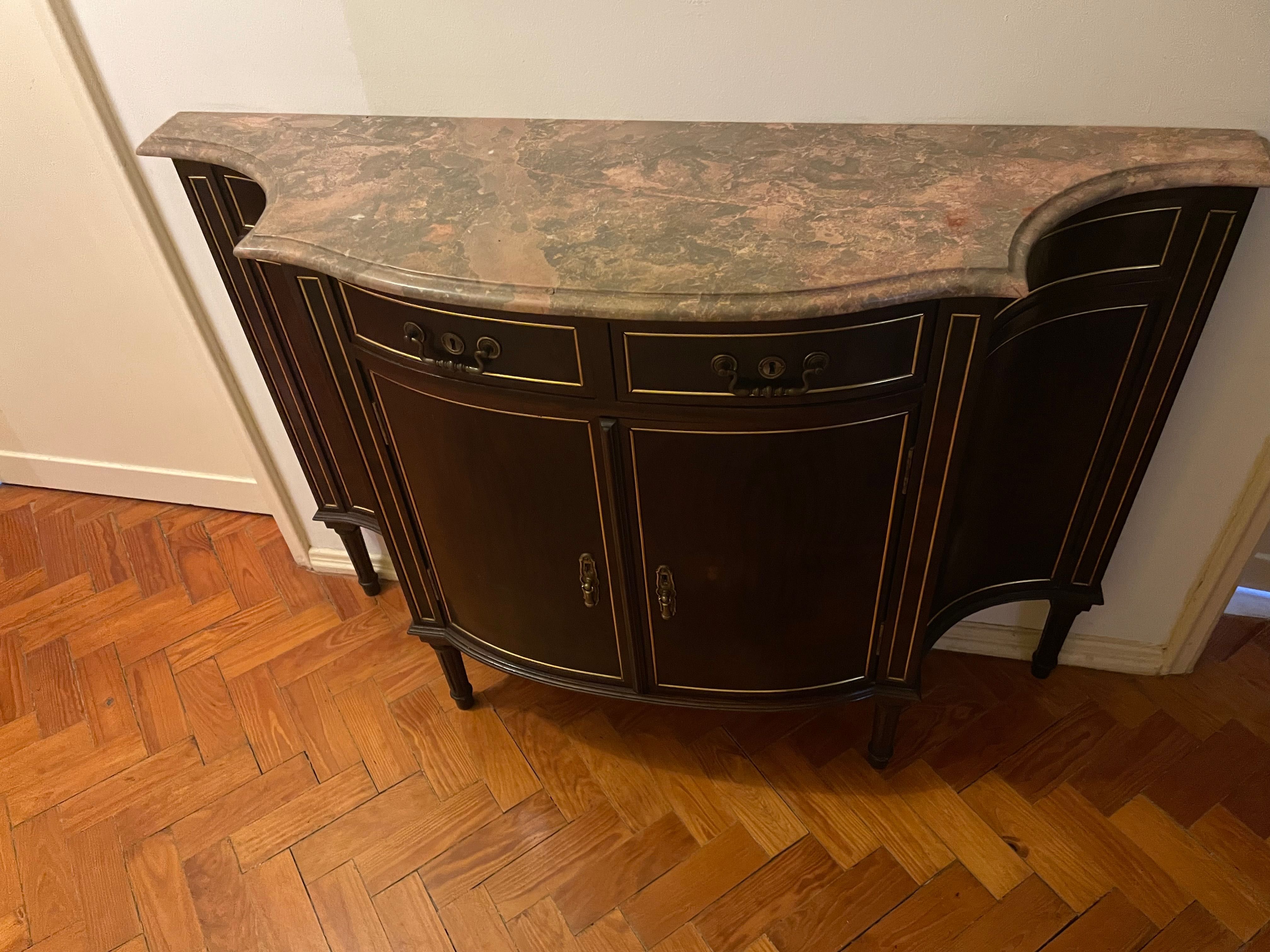 Aparador de gavetas e portas com tampo em mármore
