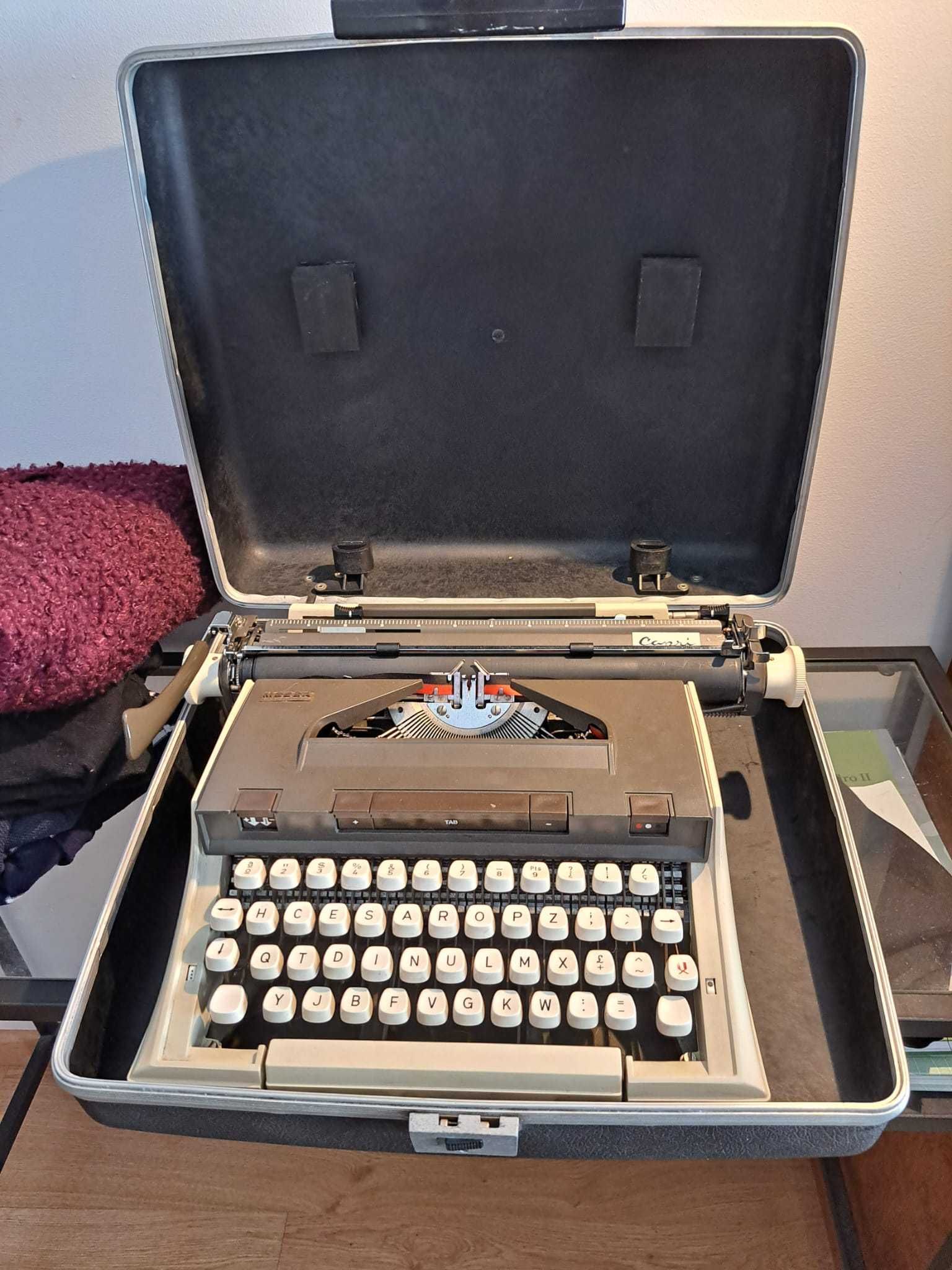 Linda e robusta maquina de escrever antiga, funcionando.