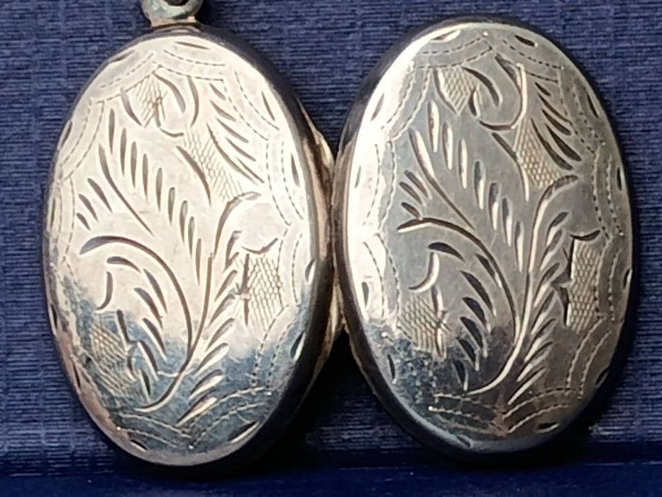 Duży otwierany srebrny sekretnik