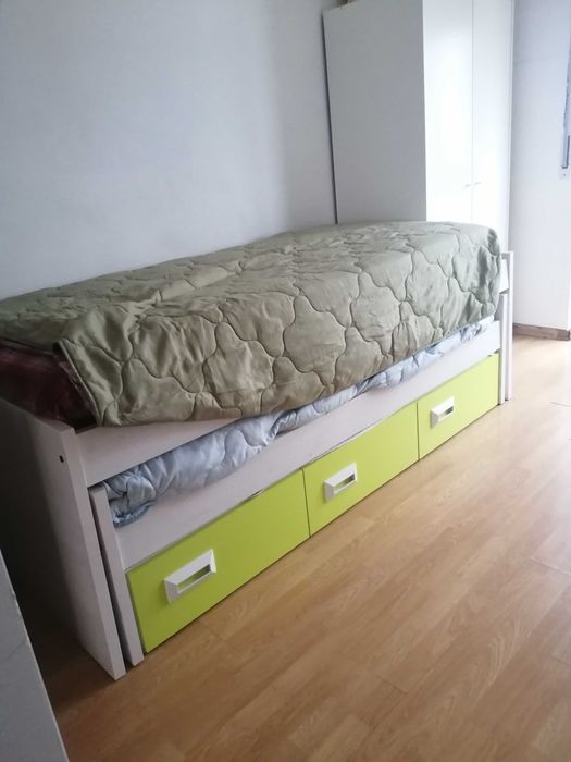 Cama dupla com gavetas