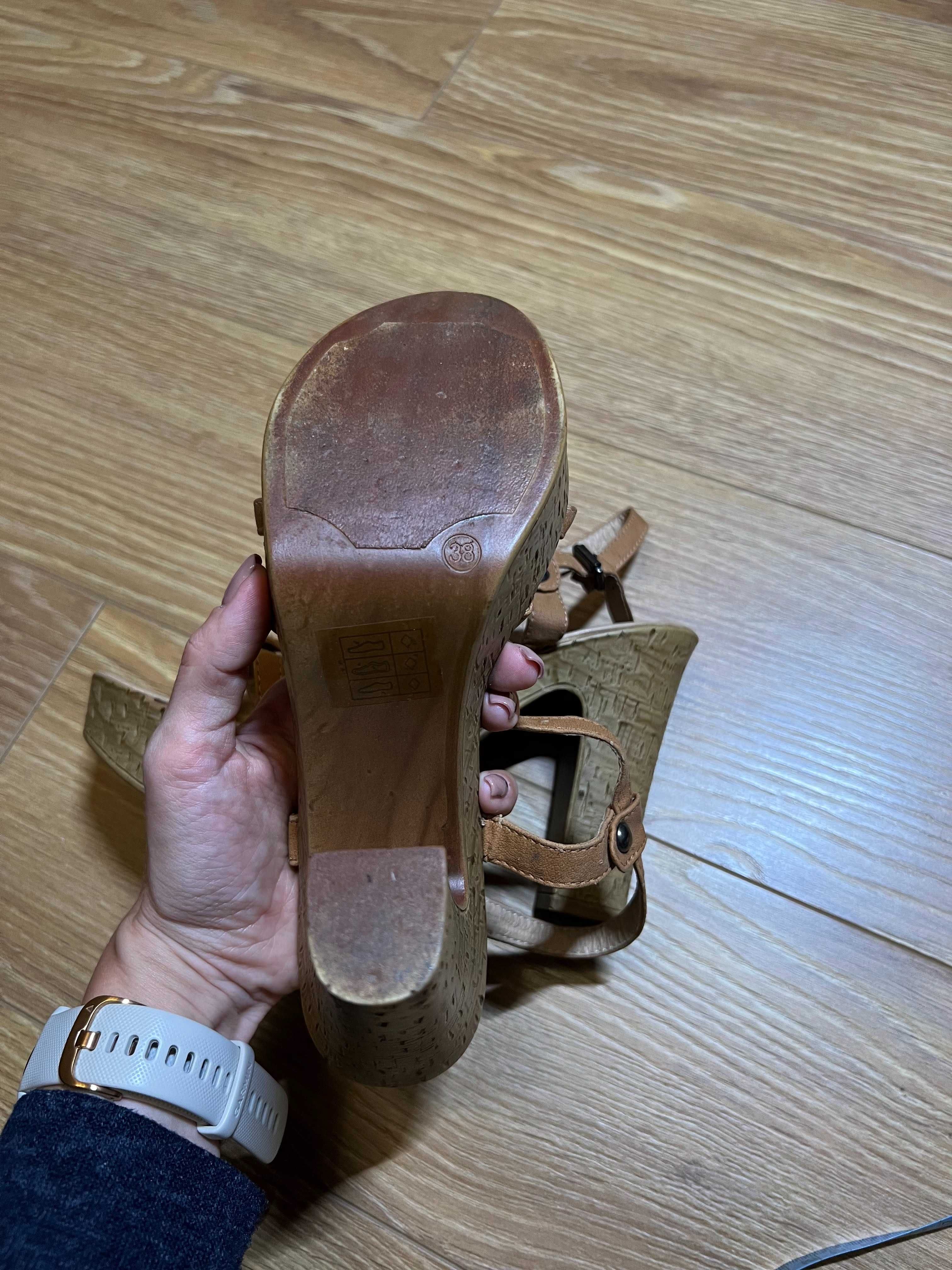 Nowe sandały na obcasie, rozmiar 38