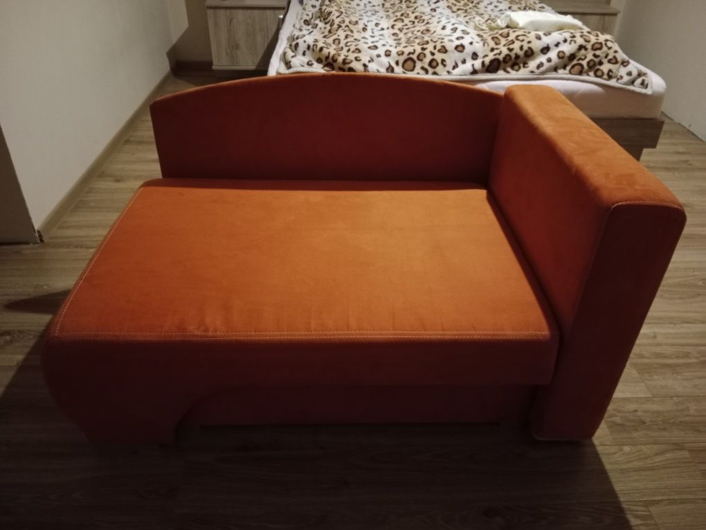 Sprzedam dwie rozkładane sofki pojemnik na pościel