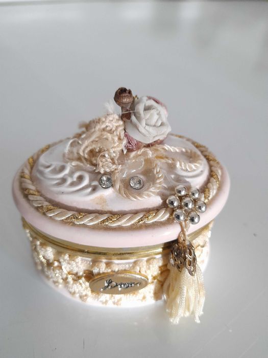 Guarda joias antigo em porcelana Italiana.