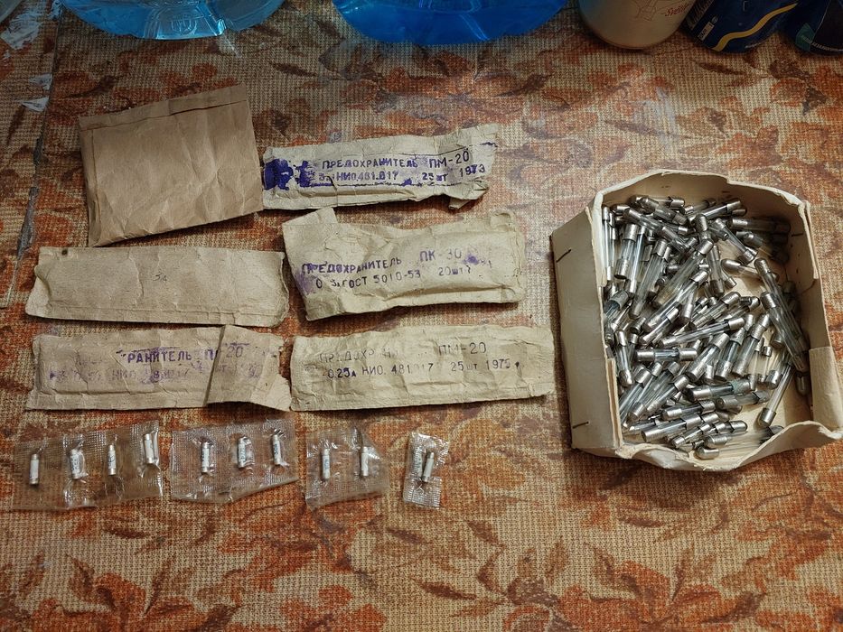 Конденсатори, запобіжники, предохранители