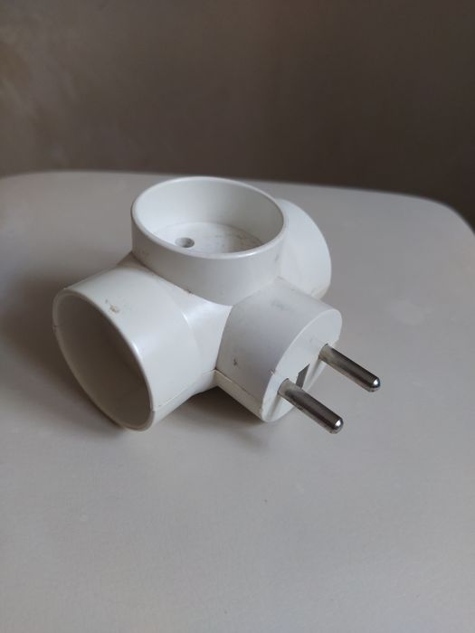 Rozgałęźnik Na 3 Wejścia W Dobrym Stanie Kolor Biały