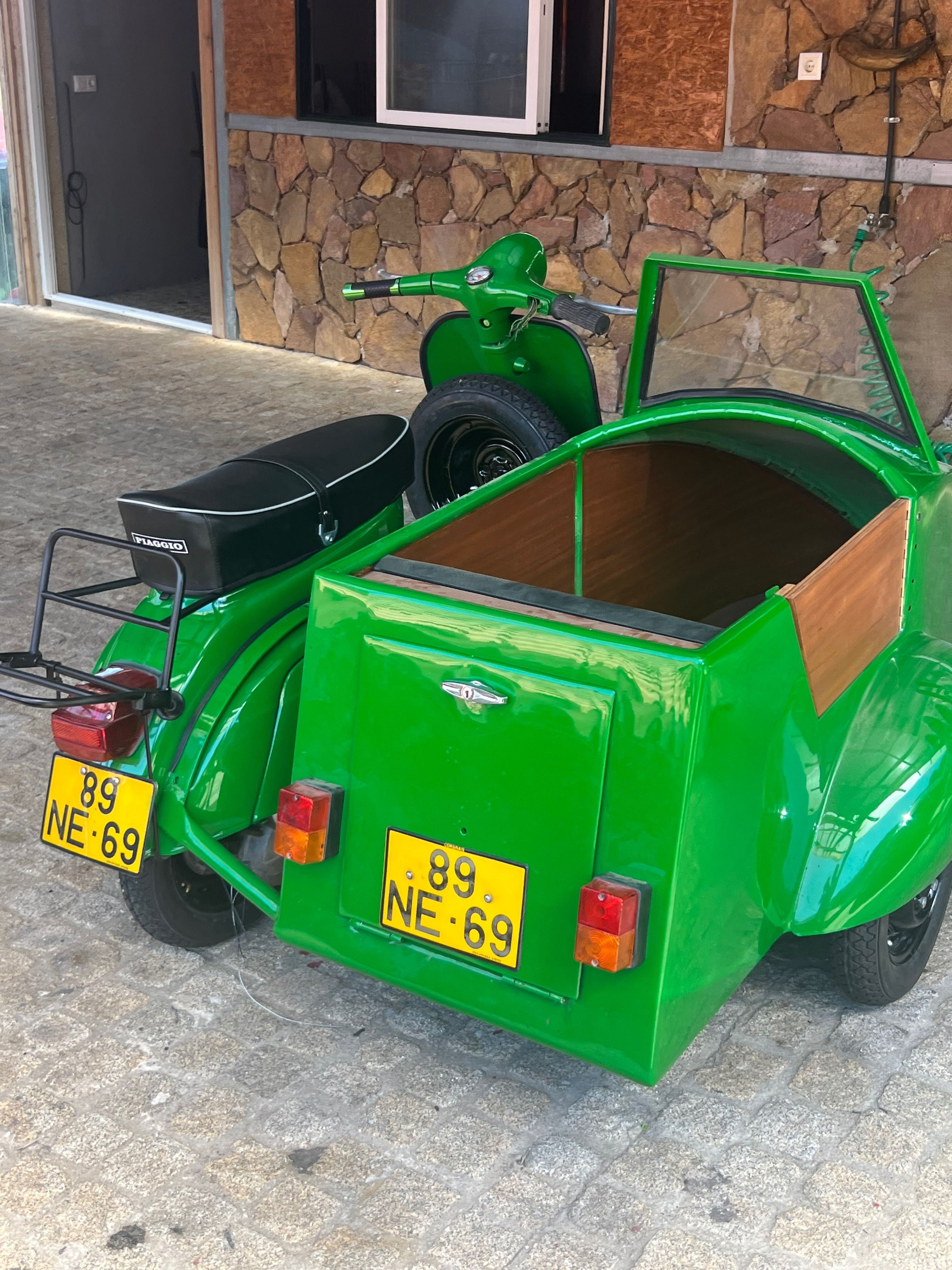 Vespa com saidcar