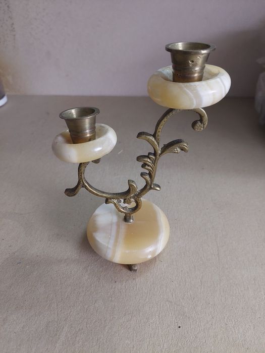 Stylowy świecznik z onyksu i mosiądzu retro dekoracja wnętrz, loft