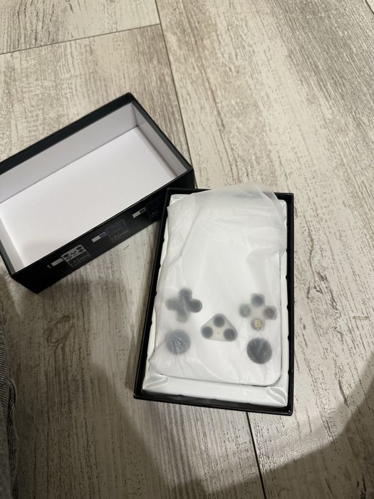 Продам портативну поейстейшен R36S