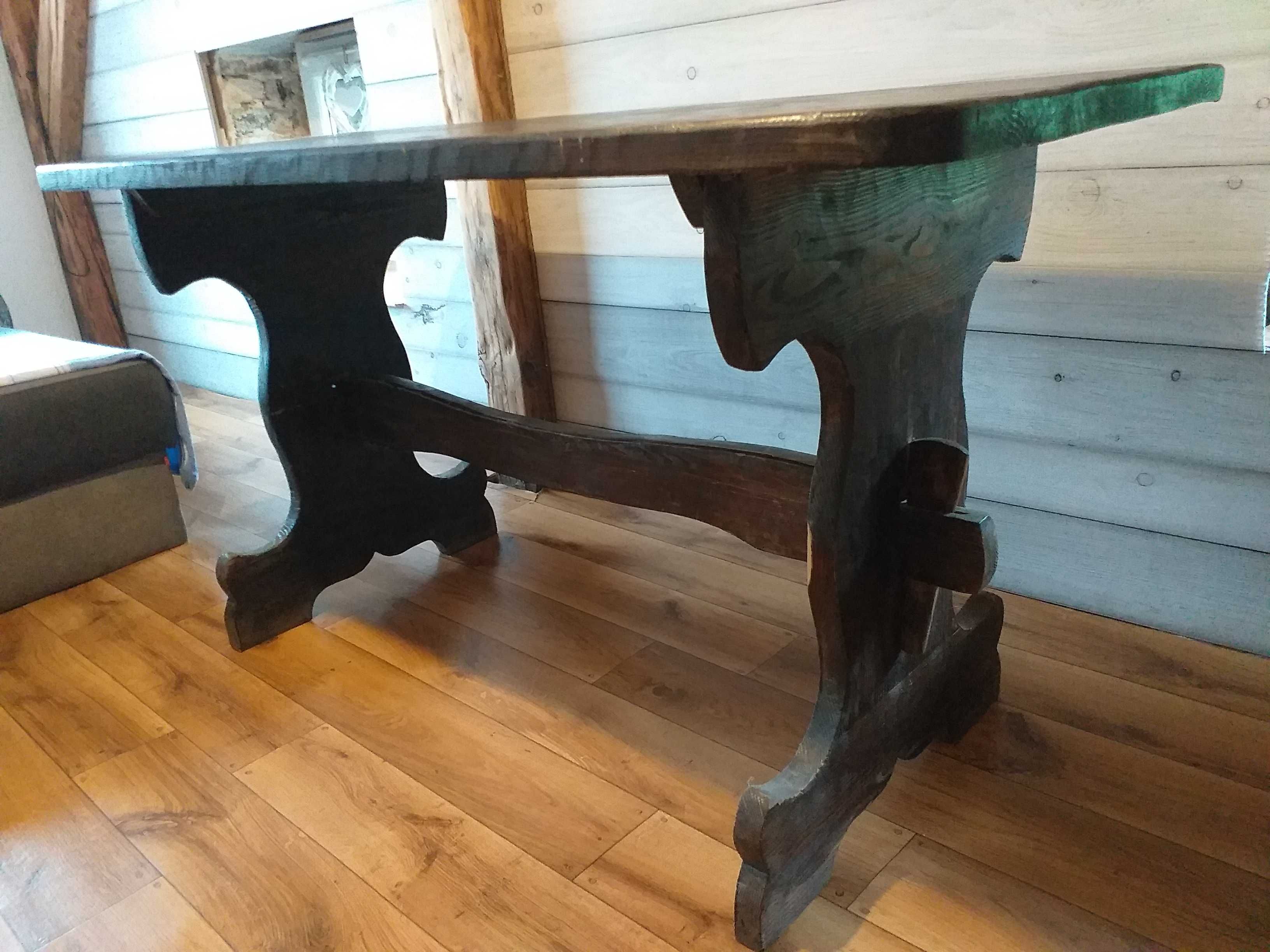 Solidny stół z litego drewna