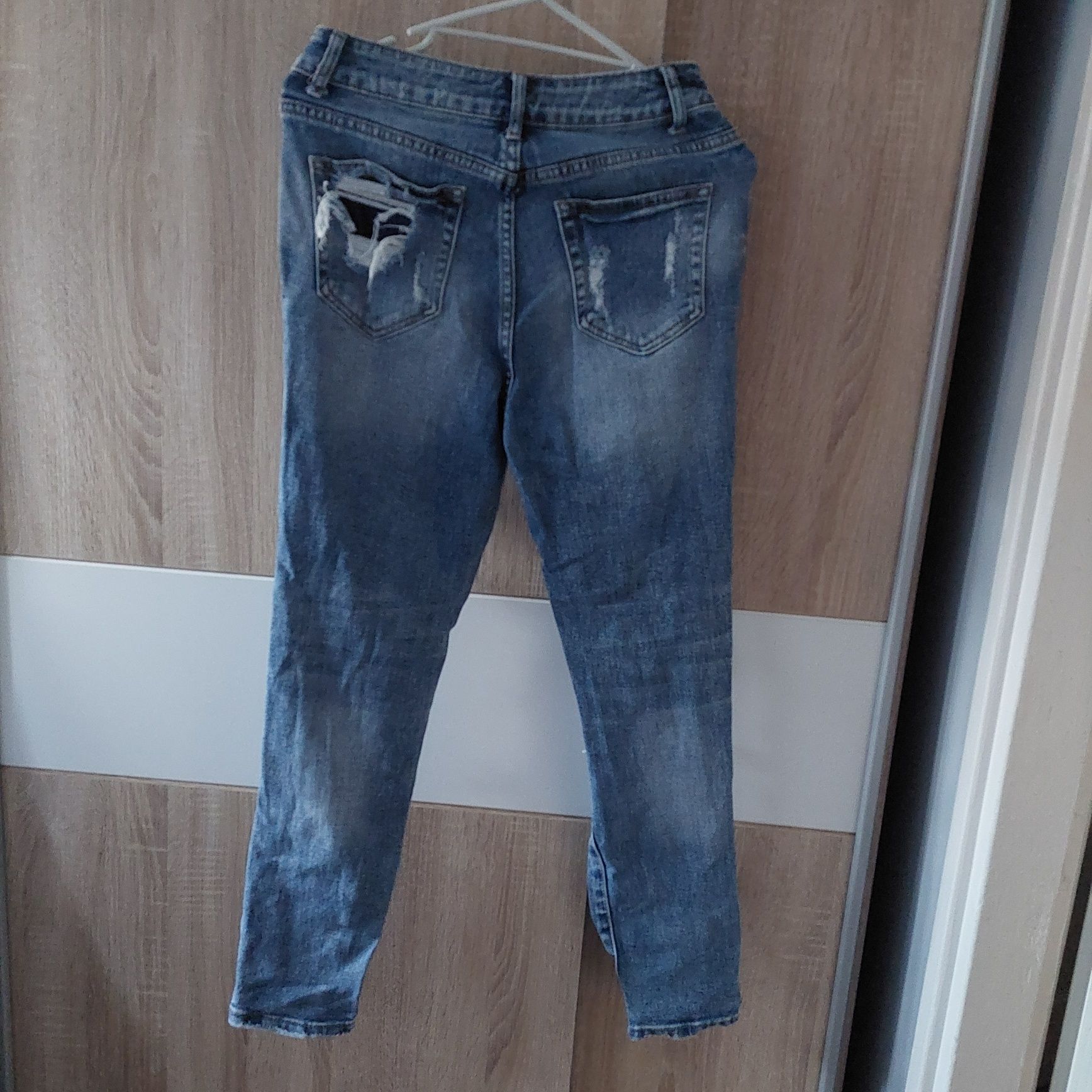 Spodnie z rozdarciami r. 40/S