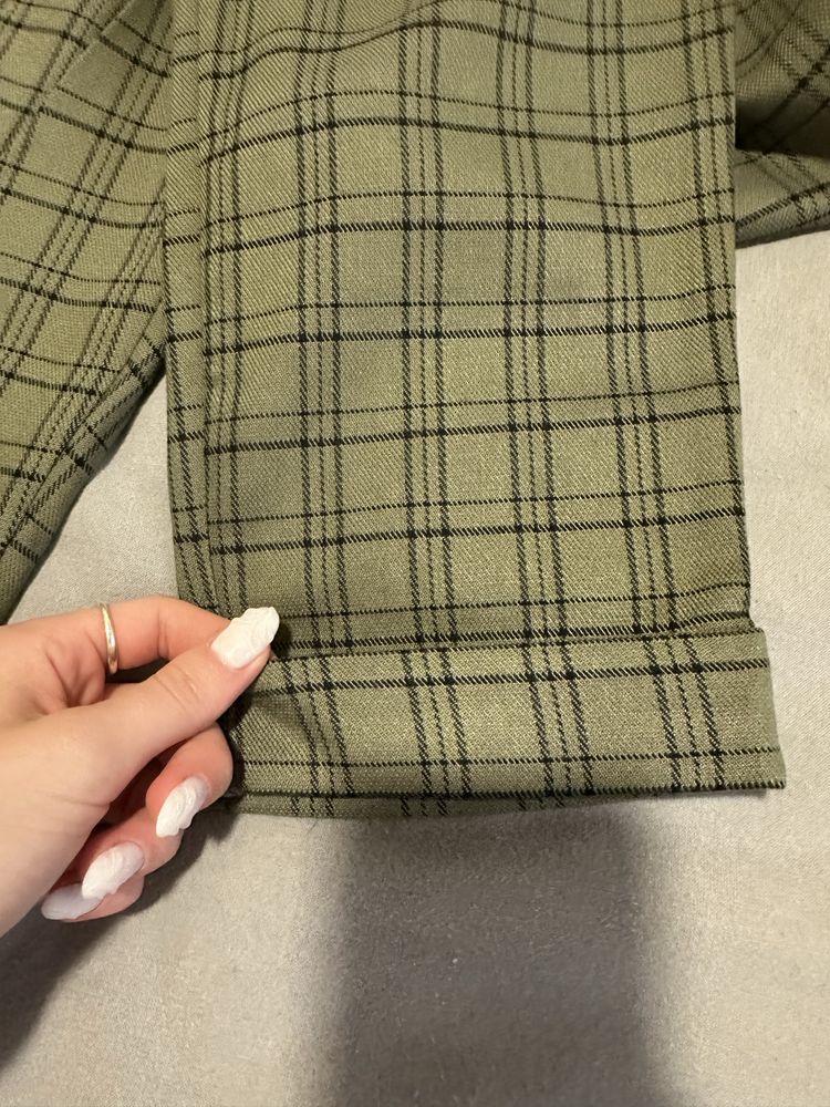 Calça cáqui em cela de verão novo