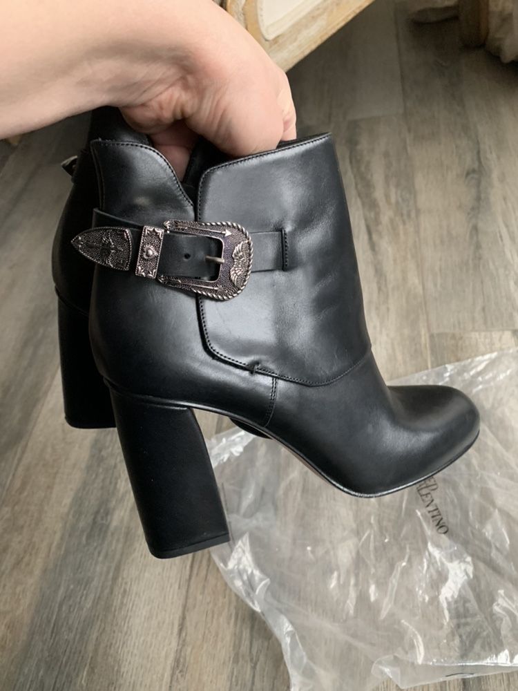 Red Valentino oryginalne nowe skorzane botki 39