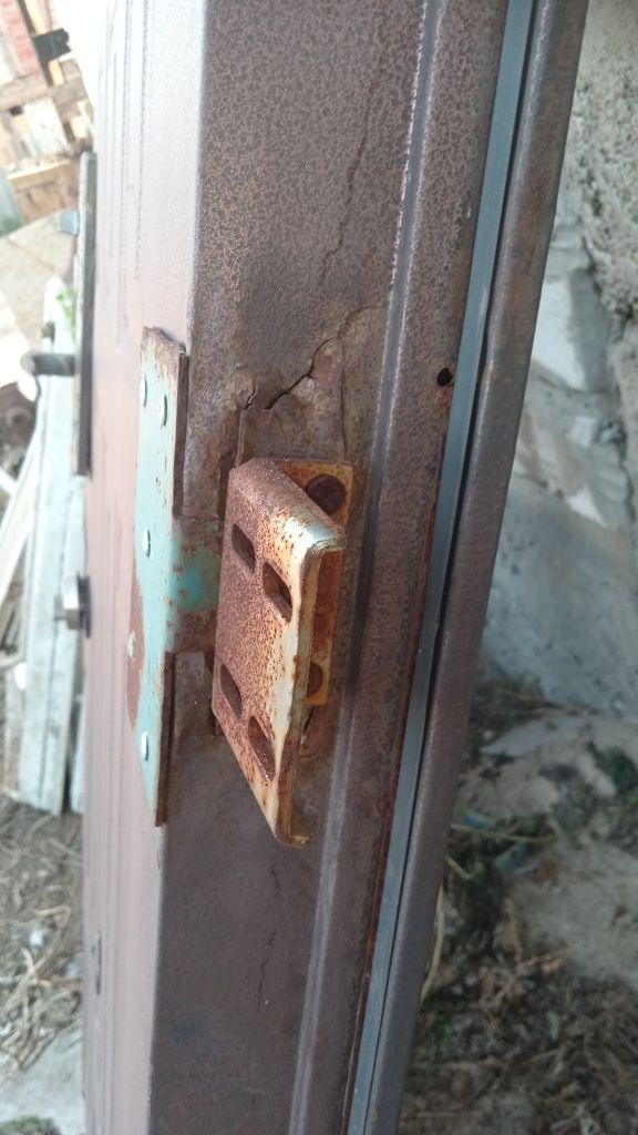 Дверь металлическая левая китайская б.у. ручки и замок на месте