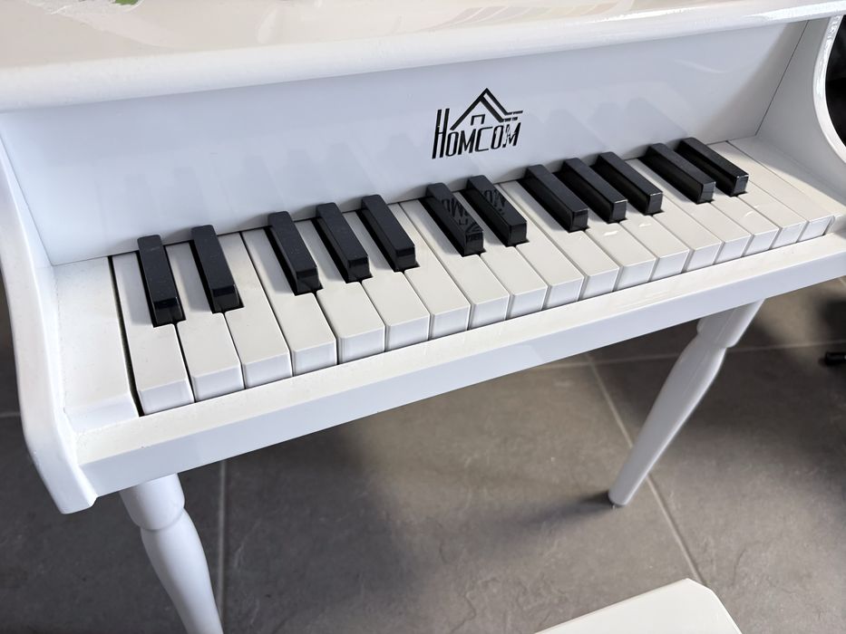 Piano de cauda para criança