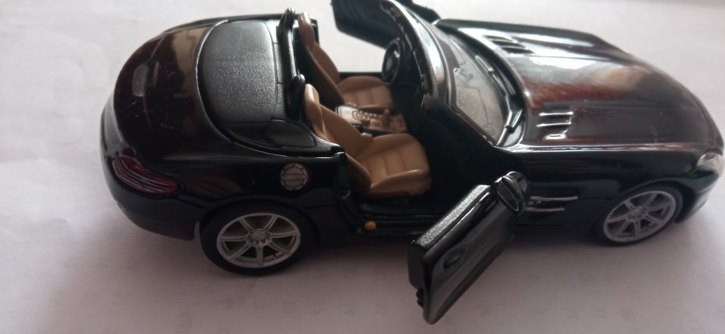 Bburago Mercedes Benz sla AMG roadster w skali 1/32