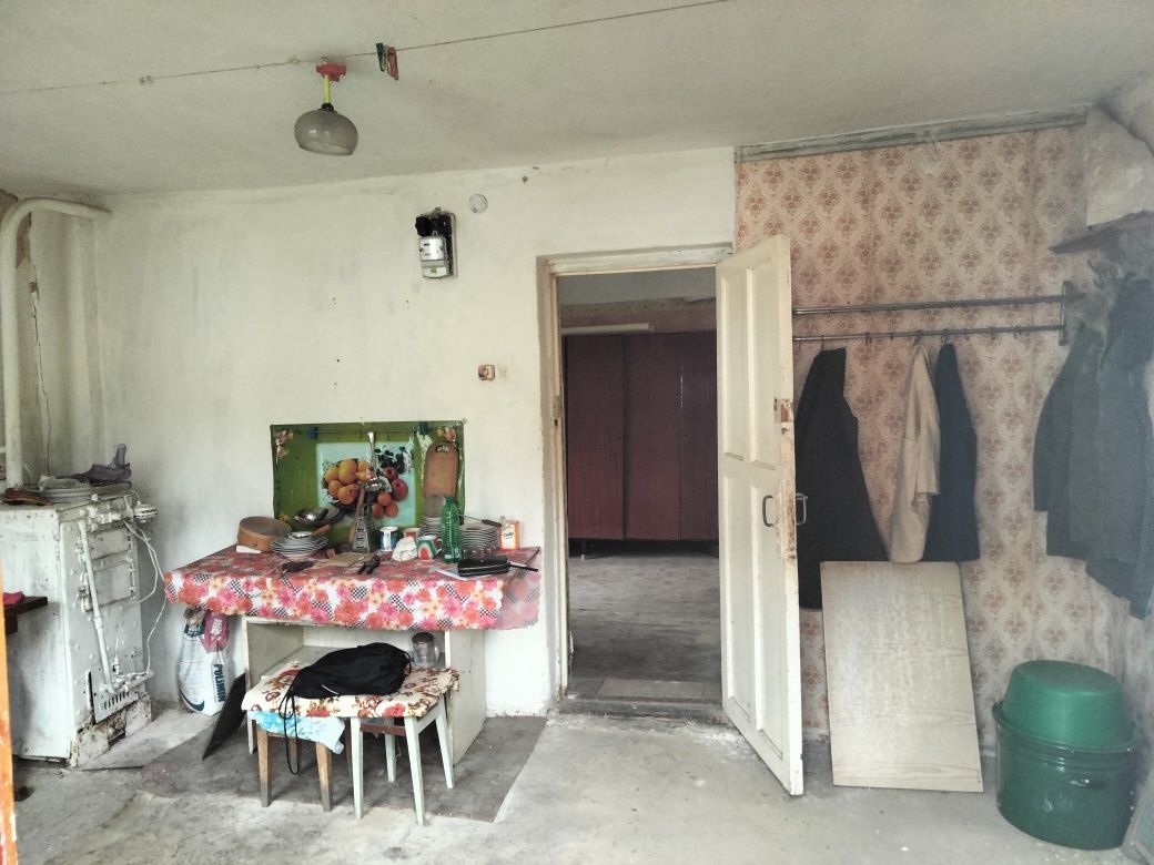 Продам будинок в місті з окремим подвір'ям.