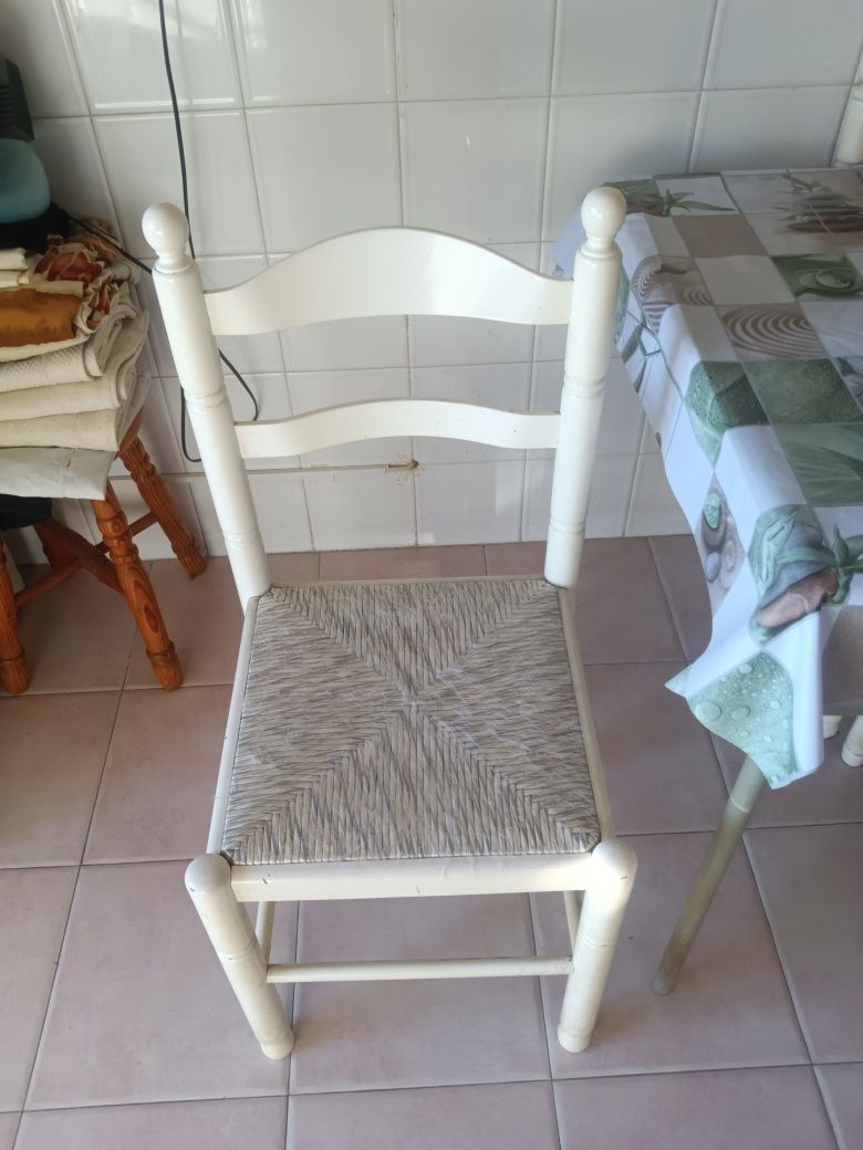 Dou mesa cozinha e 4 cadeiras bom estado