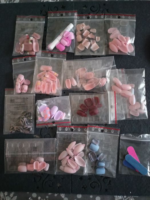 Sztuczne paznokcie. Nowe - cena za całość