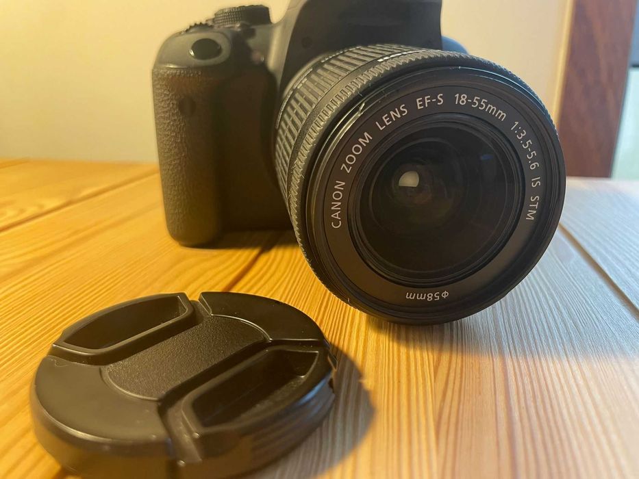 Câmara DSLR Canon 700D+Objetiva Zoom Lens EF-S 18-55mm