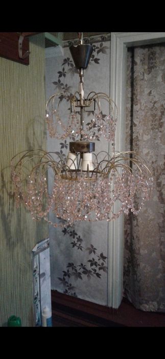 Люстра на 3 лампочки рожеве склое