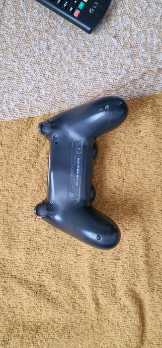 Playstation 4 usada com comando