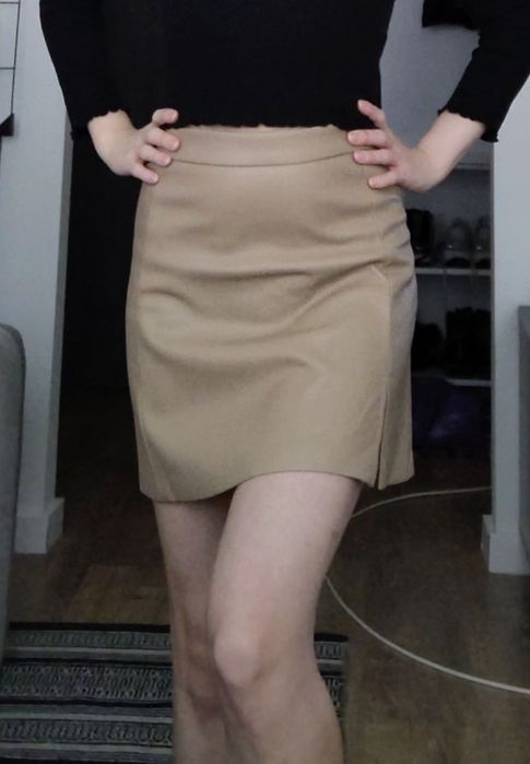 Beżowa skórzana kopertowa spódnica