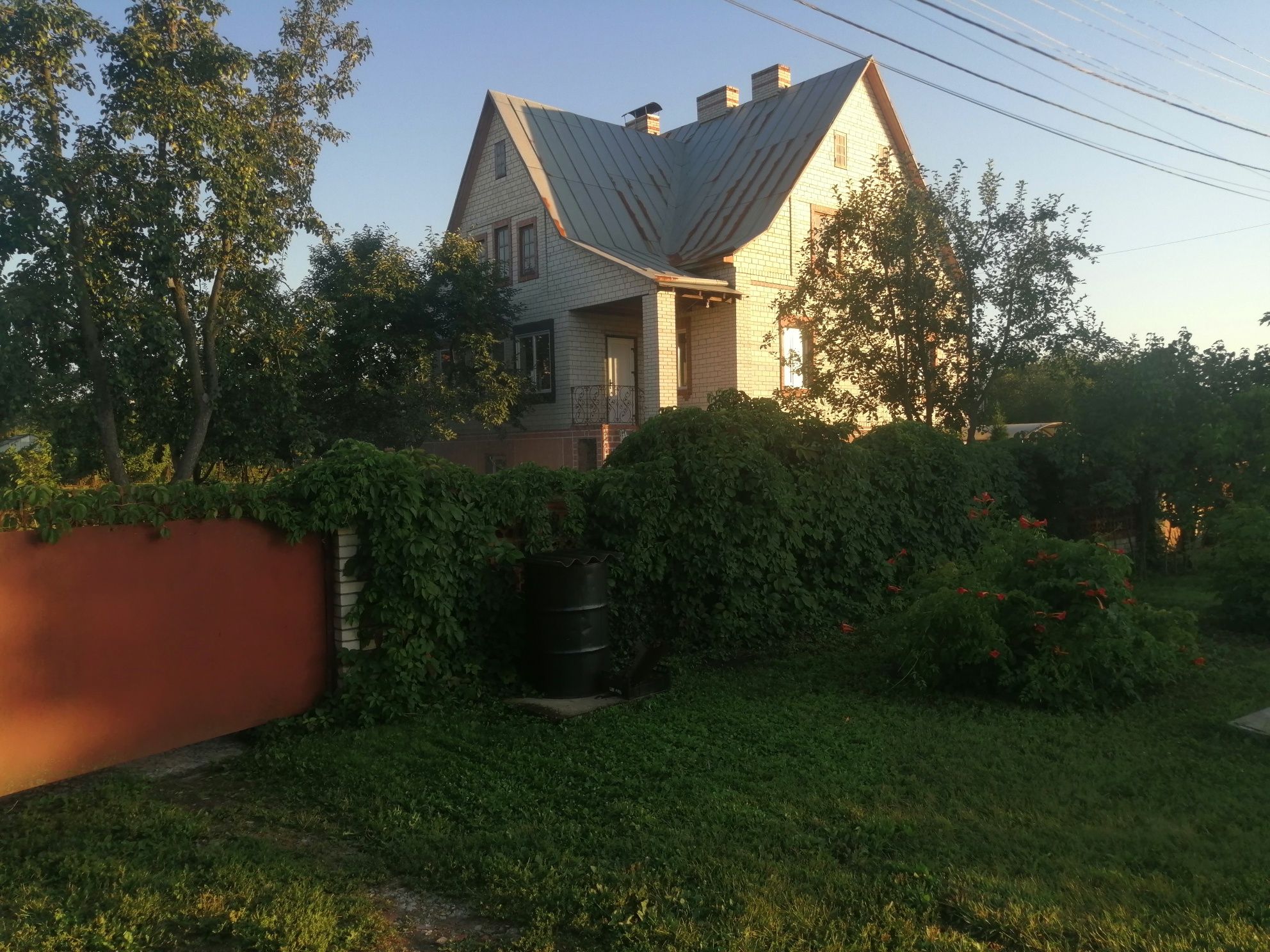 Напротив озера, широкий участок цент села Зазимье