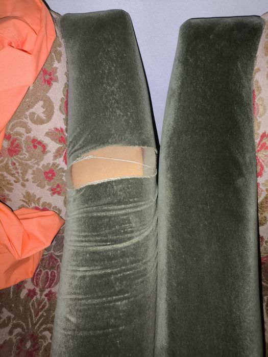 Poltrona vintage verde com estofo em veludo e padrão floral