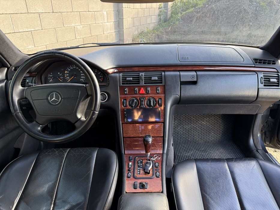 Mercedes-Benz W210 E240
