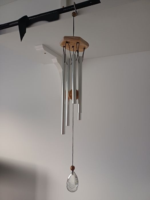 Dzwonek wietrzny z pięcioma dzwonkami i kryształowym łapaczem wiatru
