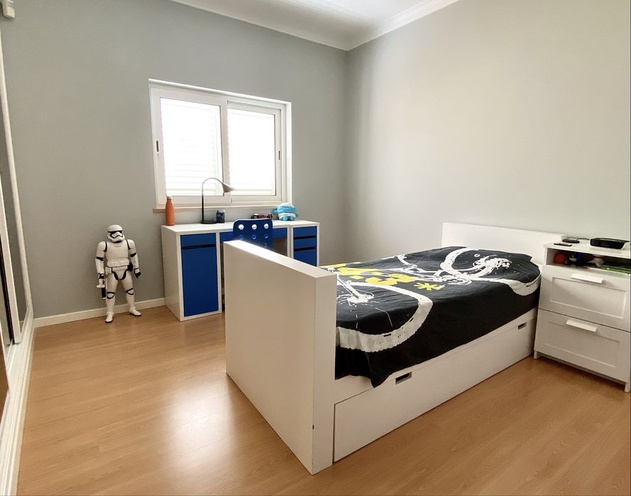 Cama de solteiro em madeira lacada