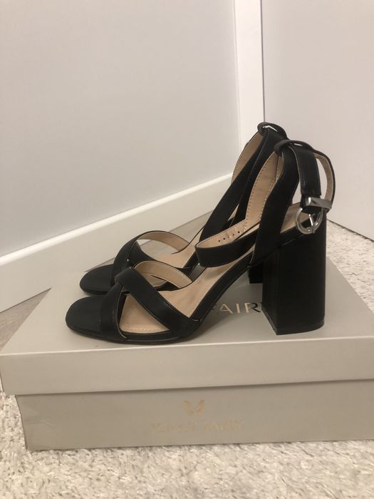 Sandały na koturnie