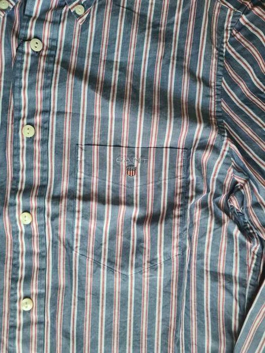 Camisa listrada azul e vermelha da Gant