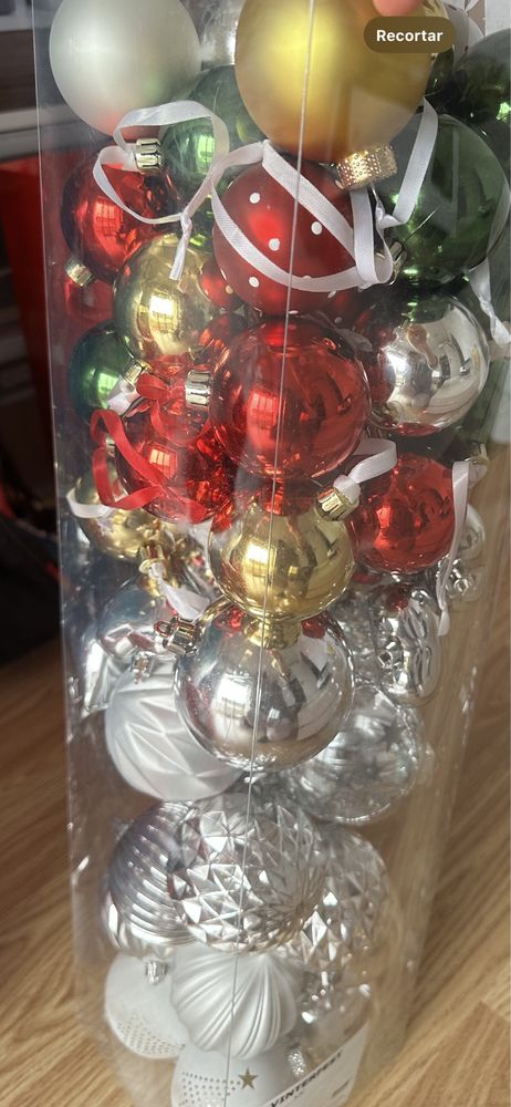 Bolas e pinhas para pinheiro natal