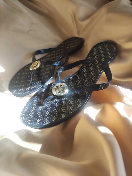 шльопанці босоніжки Guess