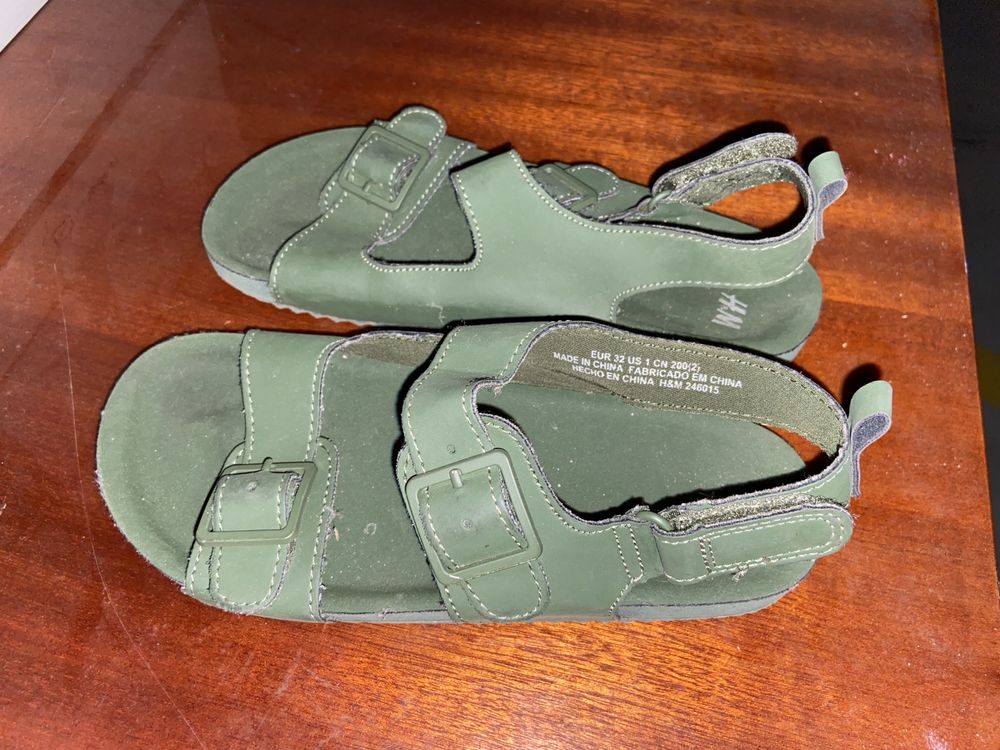 Sandalias de menino verdes novas 32